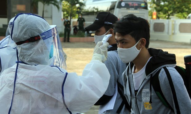 A man has its body temperature checked. (Photo: VNA)