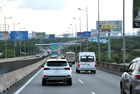 HCM City - Long Thành - Dầu Giây Expressway is expected to be widened to 10-12 lanes. The Ministry of Transport has urged localities in the southeast region to improve transport infrastructure over the next five years.