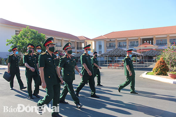 Trung tướng Trần Hoài Trung (thứ hai từ trái qua hàng đầu) kiểm tra khuôn viên đơn vị
