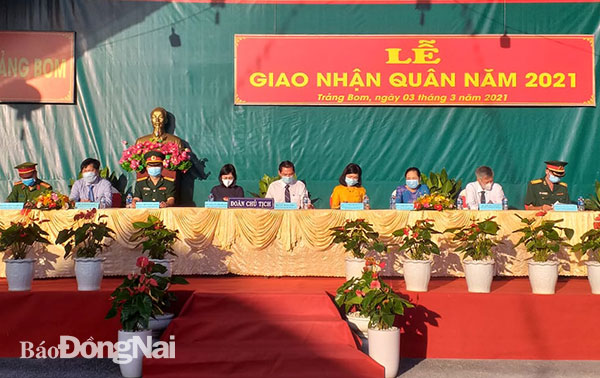 Phó chủ tịch UBND tỉnh Nguyễn Thị Hoàng và lãnh đạo huyện dự lễ giao quân tại Trảng Bom
