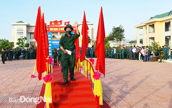 Thanh niên Tân Phú lên cầu Vinh quang về đơn vị nhập ngũ