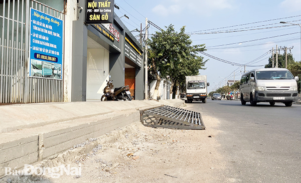 Bậc dẫn từ đường lên vỉa hè để chạy xe vào nhà người dân gây cản trở giao thông trên đường Hồ Thị Hương (TP.Long Khánh)