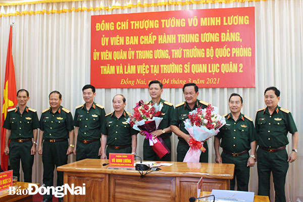 Lãnh đạo nhà trường tặng hoa chúc mừng Thượng tướng Võ Minh Lương và Thiếu tướng Nguyễn Trường Thắng vừa trúng cử vào Ủy viên Ban Chấp hành Trung ương Khóa XIII