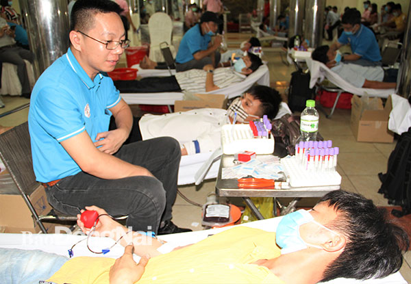 Người dân hiến máu tình nguyện ngày 5-3. Ảnh: Văn Truyên