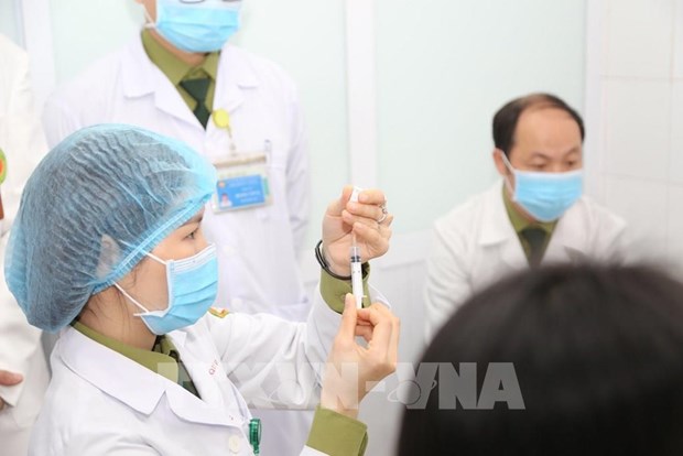 A medical worker prepares to administer a 50mcg dose of Nano Covax to a volunteer (Photo: VNA)