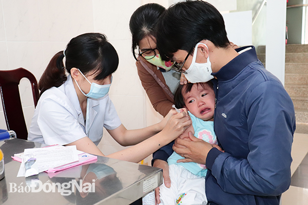 Người dân tiêm vaccine phòng bệnh tại Trung tâm Kiểm soát bệnh tật tỉnh.
