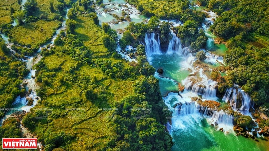 UNESCO-recognized geopark Non Nuoc Cao Bang covers more than 3,000 km2 in the districts of Ha Quang, Tra Linh, Quang Uyen, Trung Khanh, Ha Lang and Phuc Hoa, and part of Hoa An, Nguyen Binh and Thach An districts.