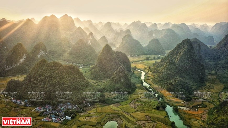 The majestic beauty of Phong Nam valley in Ngoc Con commune, Trung Khanh district.