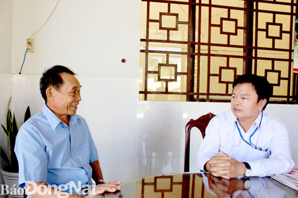 Thượng tá Nguyễn Trọng Tiết (trái) kể lại sự kiện ngày 17-3-1975. Ảnh: Nguyệt Hà