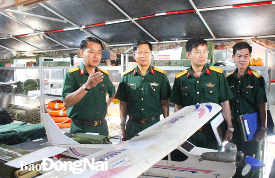 Trưởng đoàn và các thành viên kiểm tra khu vực trang bị mô hình học cụ tại Ban CHQS H.Xuân Lộc