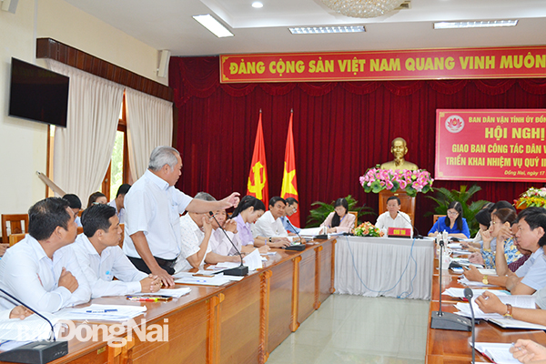 Lãnh đạo Ban Dân vận cấp ủy trực thuộc tỉnh, thảo luận tại hội nghị.