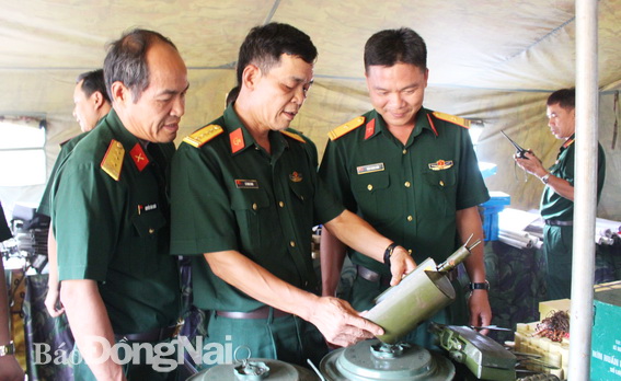 Đại tá Lê Minh Dung chấm thi mô hình học cụ tại Ban CHQS TP.Long Khánh