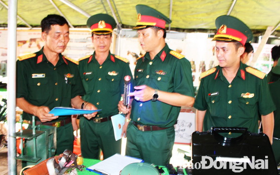 Đại tá Lê Minh Dung kết luận và chấm thi mô hình học cụ Cờ cải tiến huấn luyện ban đêm của Ban CHQS H.Cẩm Mỹ