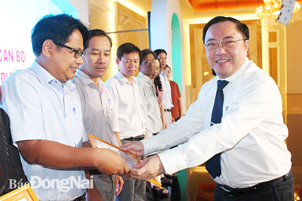Thầy thuốc nhân dân Phan Huy Anh Vũ, Giám đốc Sở Y tế trao tặng giấy khen cho các bác sĩ tuyến trạm trong tỉnh. ảnh: H.DUNG 