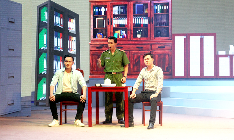 Nghệ sĩ Hoài Minh (giữa) trong vai Quân của vở diễn Cuộc chiến