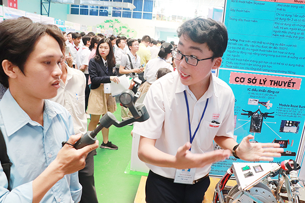 Thành viên CLB Sáng tạo trẻ tham gia cuộc thi Khoa học kỹ thuật dành cho học sinh trung học cấp tỉnh