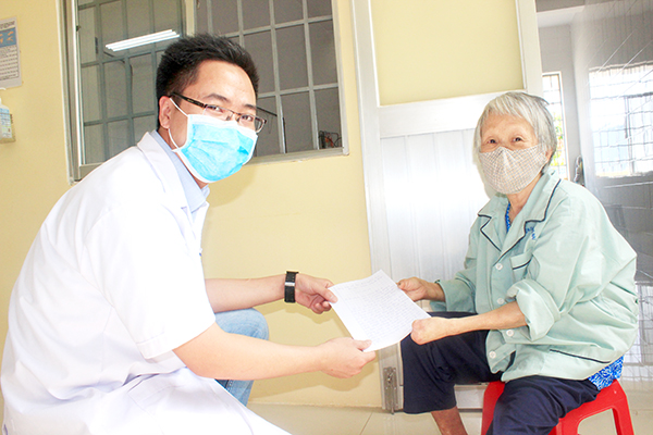Bệnh nhân Trương Đình Trung trao bức thư cảm ơn cho BS Phạm Văn Thao