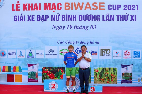 Nguyễn Thị Thật chính thức mặc chiếc Áo xanh