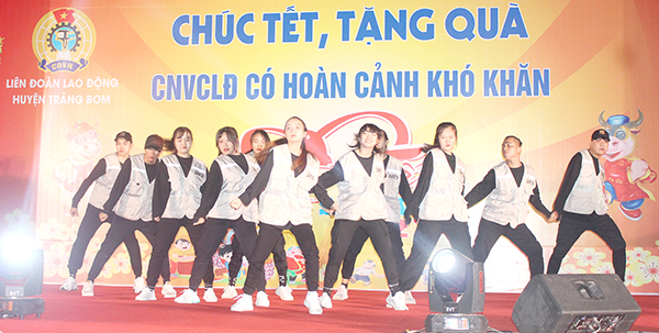 Một tiết mục nhảy hiện đại do công nhân Công ty TNHH Dona Pacific Việt Nam trình diễn dịp Tết Tân Sửu 2021