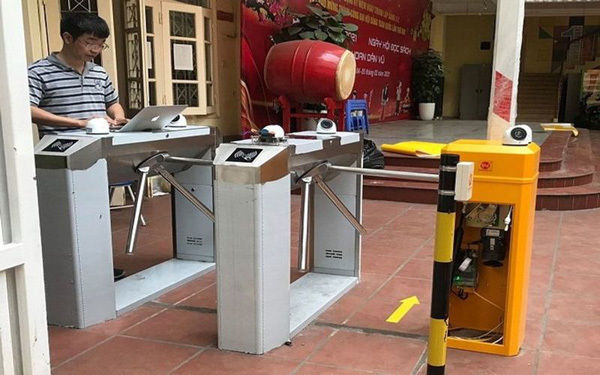 Entry control AI system is installed at Chuong Duong Primary School in Hanoi.