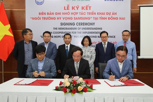 Samsung Vietnam, the Dong Nai provincial Union of Friendship Organisations, and Korea Food Organisation for the Hungry International (KFHI)/Korea signed a MoU for implementing the Samsung Hope School project. (Photo courtesy of the firm)