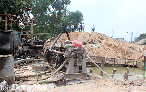 Hệ thống máy bơm mã lực lớn cùng vòi bơm gắn  sát bờ sông Buông để bơm nước lên bãi rửa cát