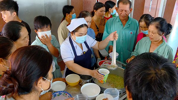 Nồi cháo tình thương ấm lòng người bệnh