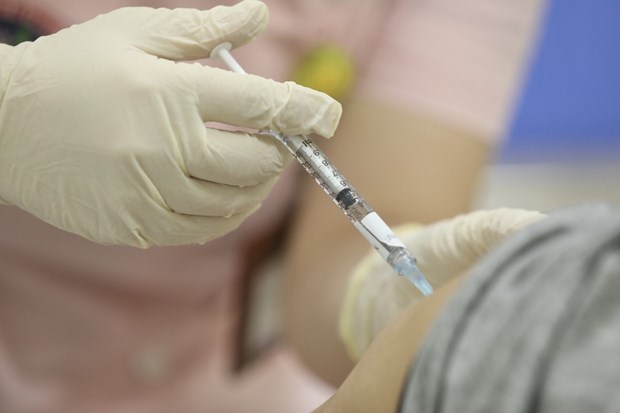 A volunteer receives a shot of the COVID-19 candidate vaccine COVIVAC (Photo: VNA)