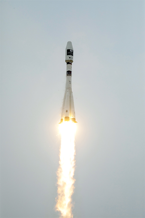 Tên lửa đẩy Soyuz-2.1 của Nga, mang theo 38 vệ tinh của 18 quốc gia, rời bệ phóng tại sân bay vũ trụ Baikonur ở Kazakhstan ngày 22-3-2021. Ảnh: AFP/ TTXVN 