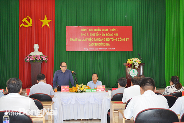 Phó bí thư Tỉnh ủy Quản Minh Cường trao đổi với cán bộ chủ chốt Đảng bộ Tổng công ty Cao su Đồng Nai tại buổi làm việc
