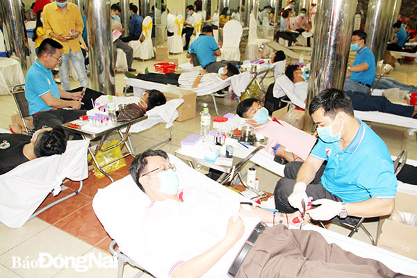 Người dân tham gia hiến máu tình nguyện trong tháng 2-2021, do Hội Chữ thập đỏ tỉnh tổ chức tại Nhà khách 71. Ảnh: Văn Truyên