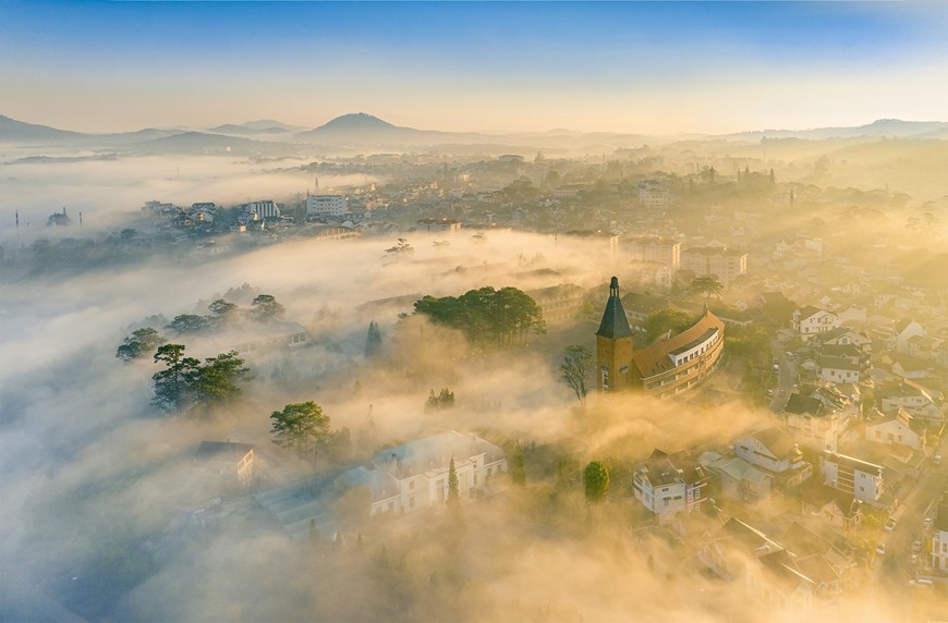 The photo “Da Lat college at dawn” by Le Nguyen Huy.