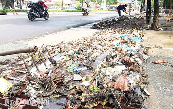 Sau cơn mưa lớn chiều 4-4, miệng cống thoát nước trên đường Đồng Khởi đoạn trước Công an P.Tân Hiệp (TP.Biên Hòa) bị rác thải bịt kín