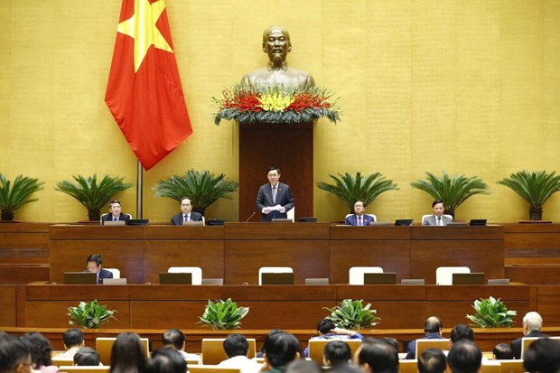 NA Chairman Vuong Dinh Hue speaks at the sitting.