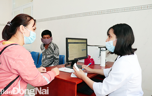 Người dân được khám sức khỏe trước khi tiêm vaccine phòng bệnh tại Trung tâm Kiểm soát bệnh tật tỉnh