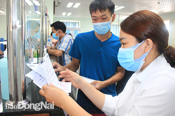 Người dân đăng ký khám, chữa bệnh bảo hiểm y tế tại Bệnh viện Đa khoa Đồng Nai