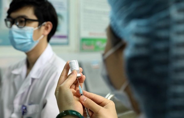 A medical worker gets COVID-19 vaccine shot. (Photo: VNA)