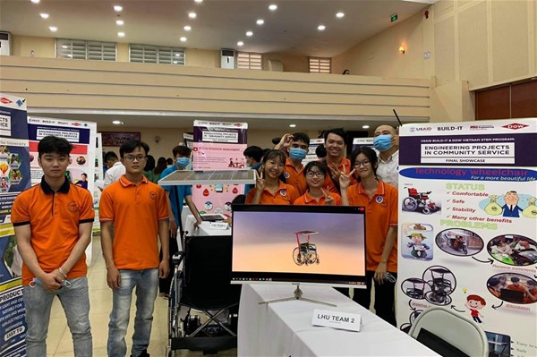 Students from LAc Hong University with their electric wheelchair project. Photo: lhu.edu.vn