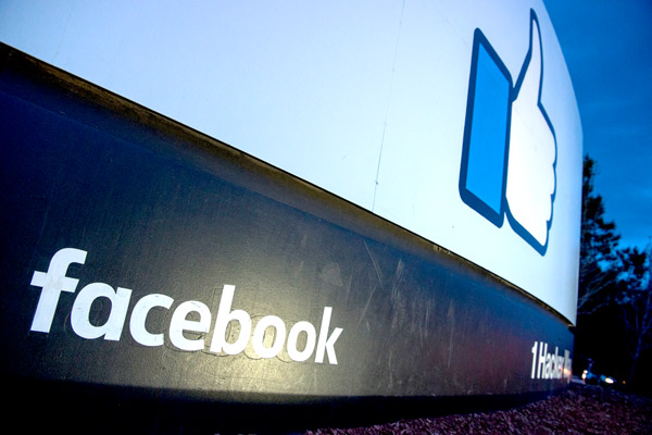 Biểu tượng Facebook tại trụ sở ở Menlo Park, California, Mỹ