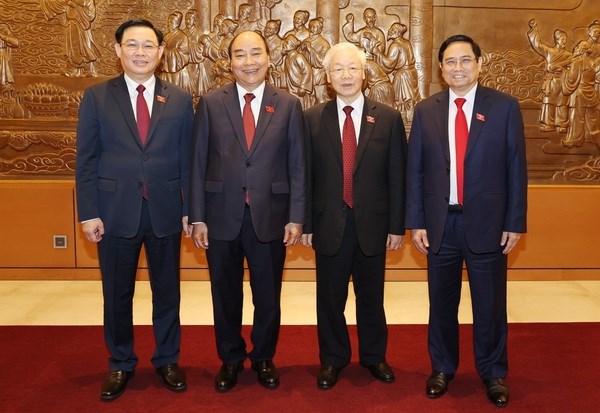 Party General Secretary Nguyen Phu Trong (second from right) poses for a group photo with newly-elected State and National Assembly leaders of Vietnam.