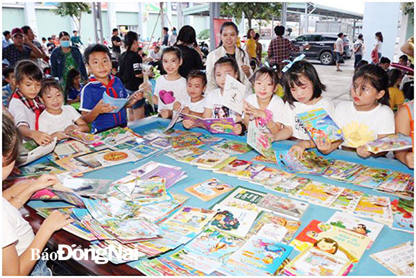 Thư viện H.Trảng Bom phục vụ lưu động cho học sinh trên địa bàn huyện. Ảnh: Trung tâm VH-TTTT