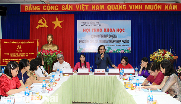 TS.Nguyễn Thị Thu Lan, Chủ tịch Hội Nữ trí thức tỉnh đại diện nhóm nghiên cứu phát biểu tại hội thảo  