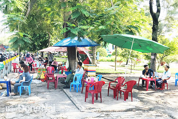 Nhiều hàng quán lấn chiếm công viên 30-4 (TP.Biên Hòa) để buôn bán