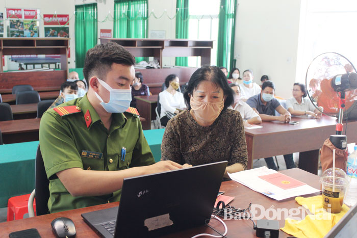 Người dân làm thẻ CCCD tại điểm lưu động ở phường Bửu Hòa, TP.Biên Hòa