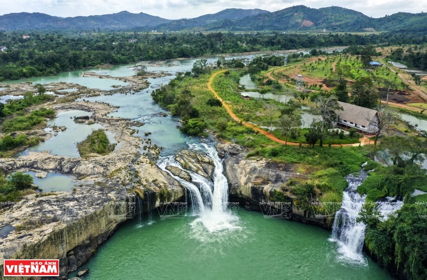 Dray Sap waterfall is on the border of Dak Lak and Dak Nong provinces. 