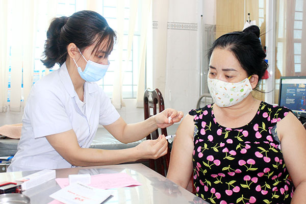 Tiêm vaccine phòng bệnh thông thường cho người dân tại Trung tâm Kiểm soát bệnh tật tỉnh. Ảnh: A.Yên