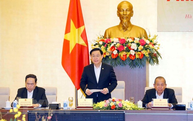 NA Chairman Vuong Dinh Hue speaks at the National Election Council's 5th session.