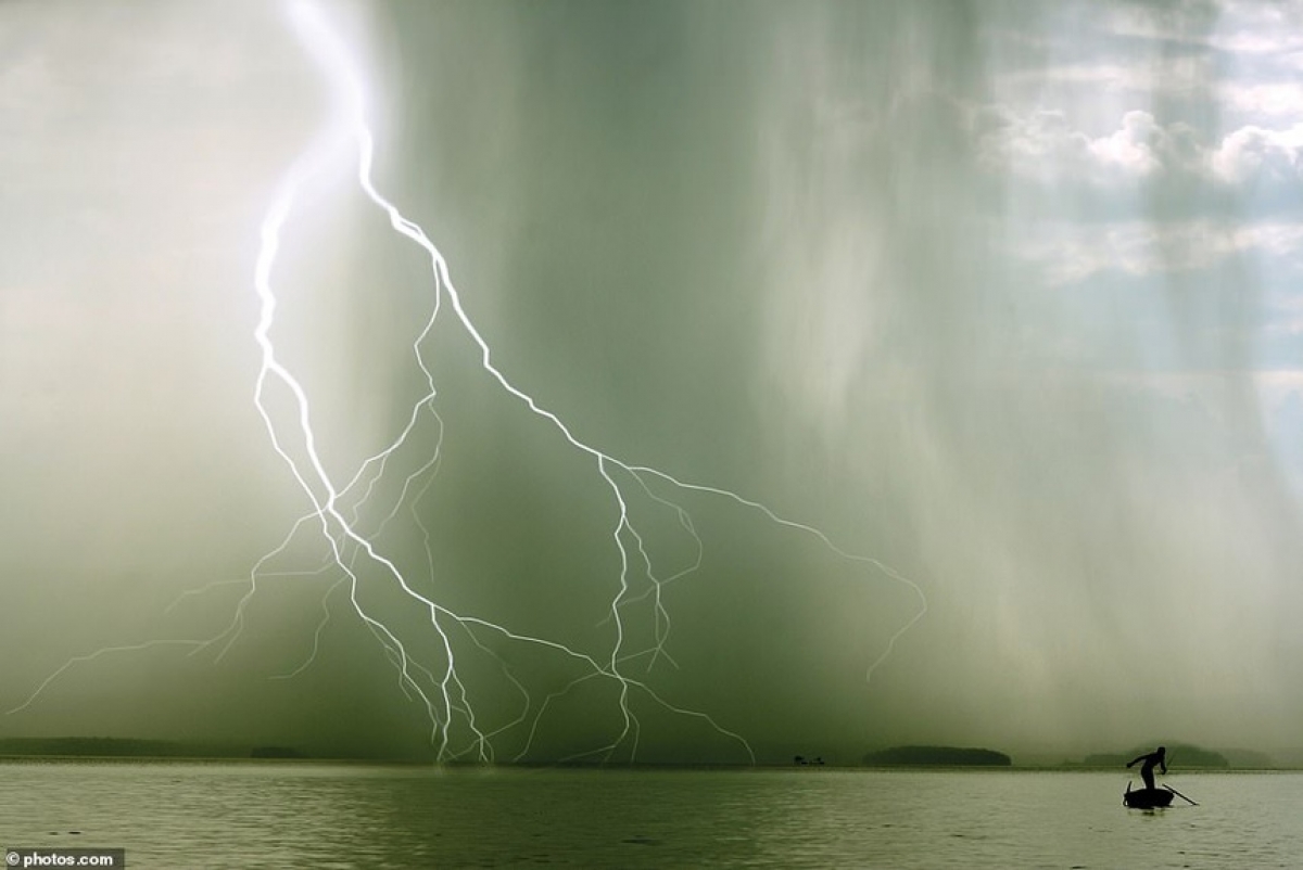 The image of the lightning storm occurring in Ha Long Bay is among the most amazing images chosen by MailOnline. As author of the books, Ford explains that lightning occurs when electricity travels between two areas of particles which are oppositely charged.