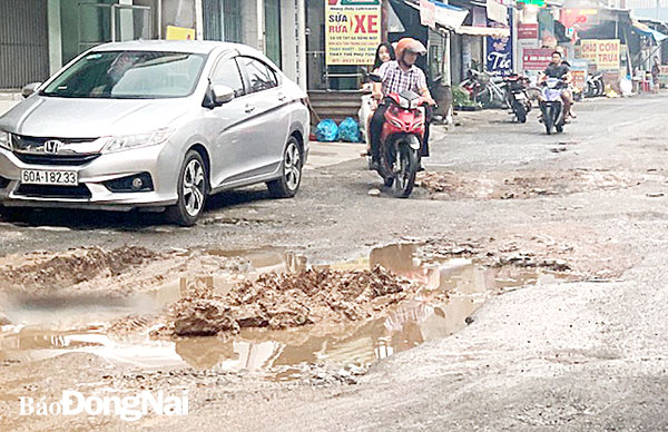 Hiện trạng khu vực ngã ba giao giữa đường Châu Văn Lồng với quốc lộ 51 bị hư hỏng nặng. Ảnh: Thành Nam