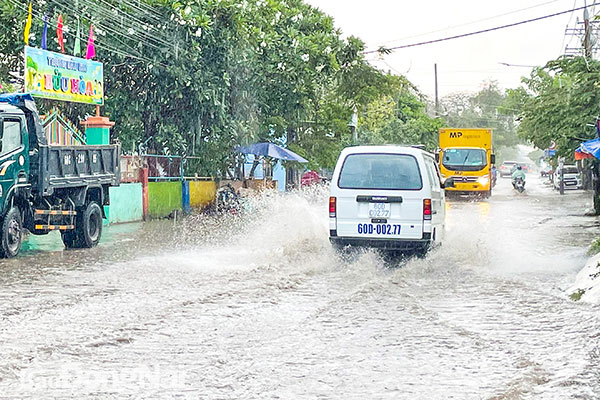 Đường Nguyễn Tri Phương, khu vực trước Trường mầm non Bửu Hòa luôn bị ngập nước khi trời mưa gây ảnh hưởng đến giao thông. Ảnh: V.N.Như